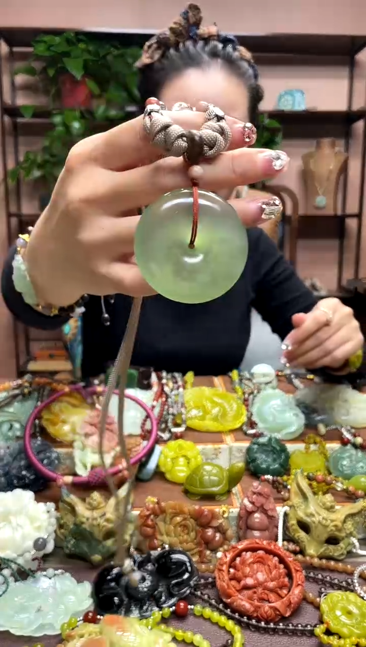 未镶嵌岫玉颈饰多样性发货发其中之一