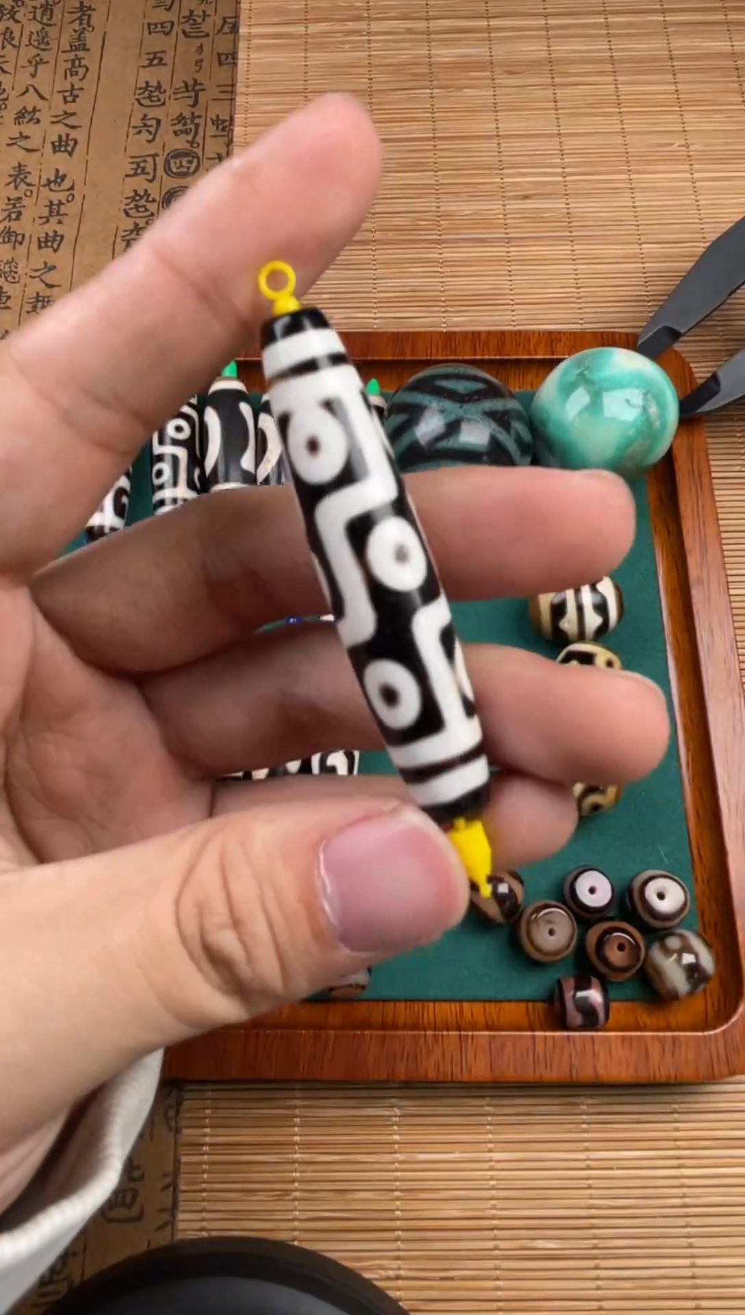 玛瑙/玉髓裸珠57*12 行运任晓攀左折九眼图腾天珠