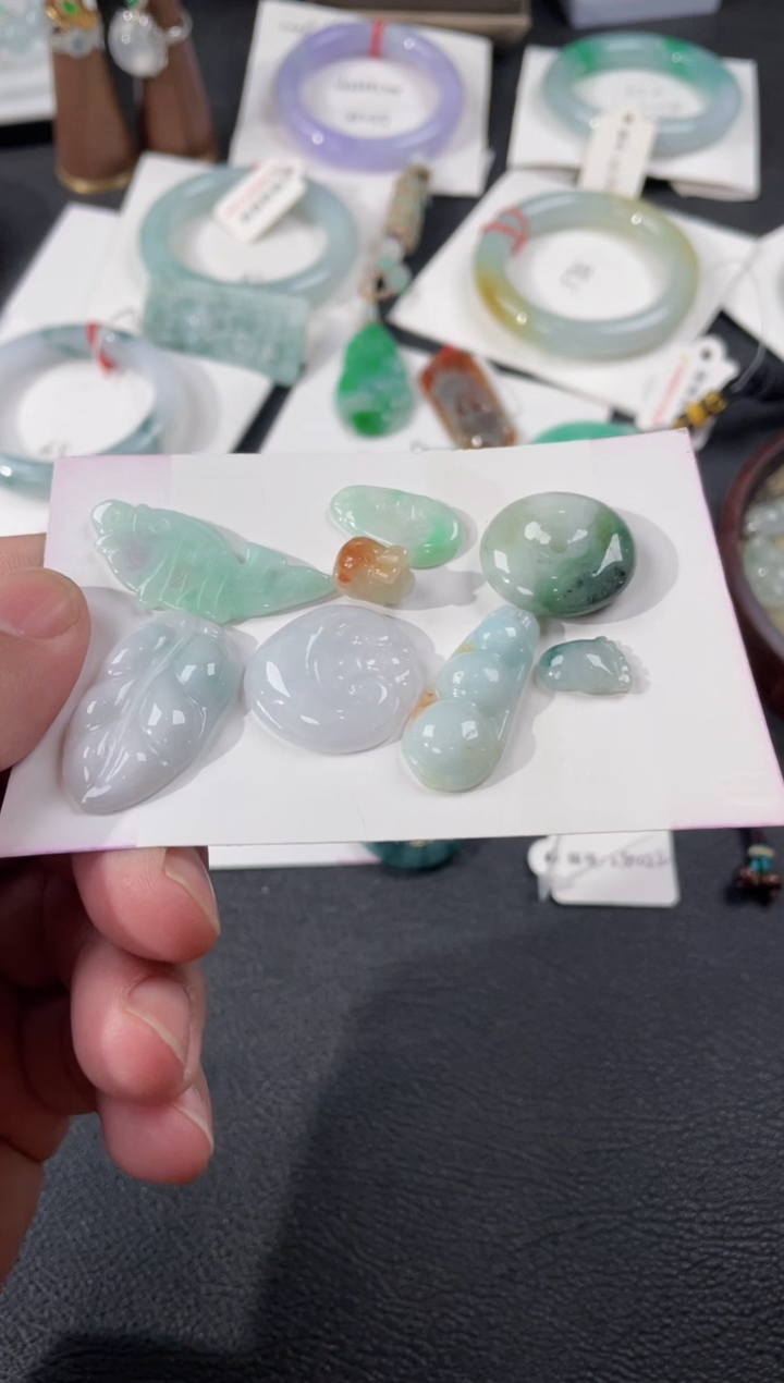 【闪购商品】翡翠颈饰未镶嵌有纹裂