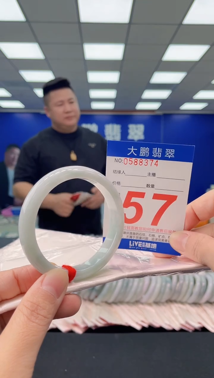 未镶嵌手镯翡翠多样性发其一