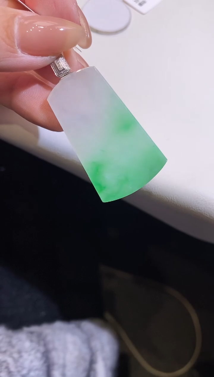 吊坠(不含链)18K金镶嵌翡翠和***?无事牌