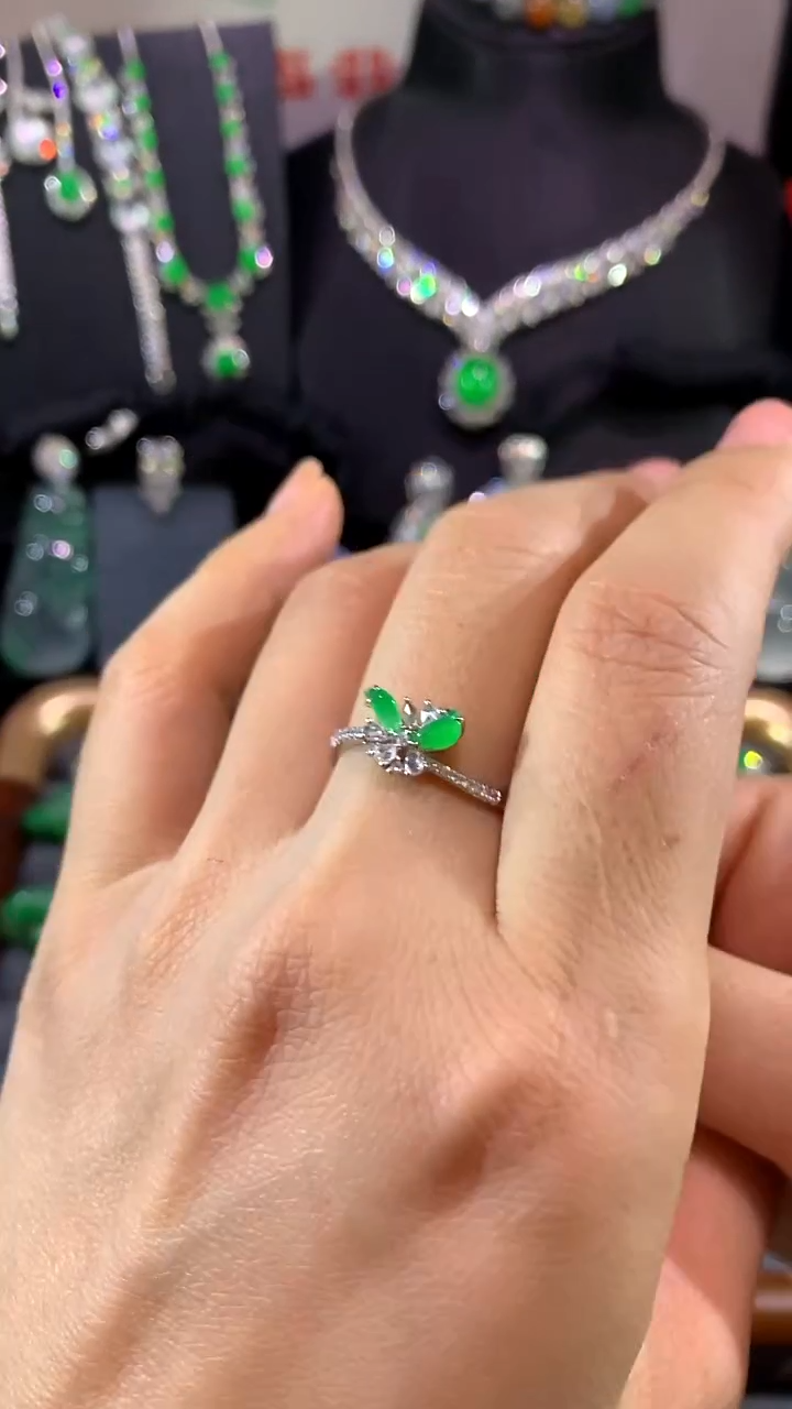 18K金镶嵌戒指翡翠戒指