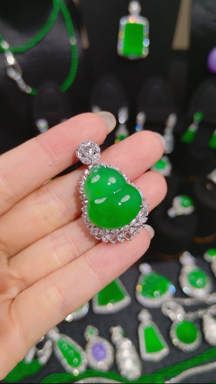 吊坠(不含链)18K金镶嵌翡翠葫芦