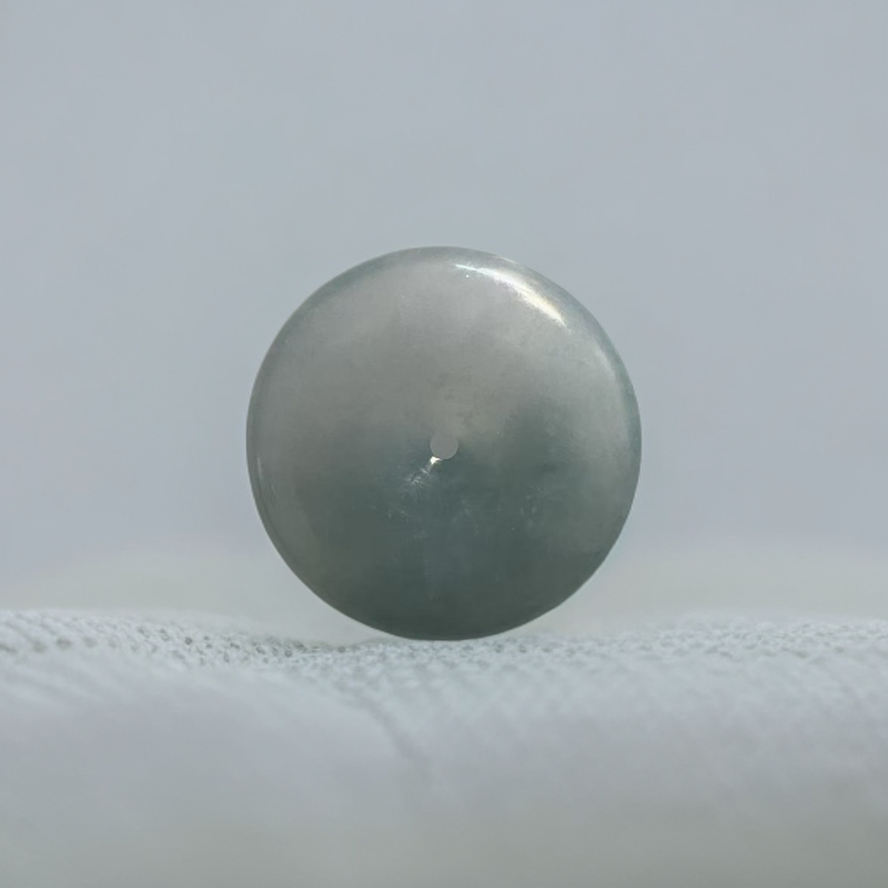 细腻翡翠平安扣。平安无事