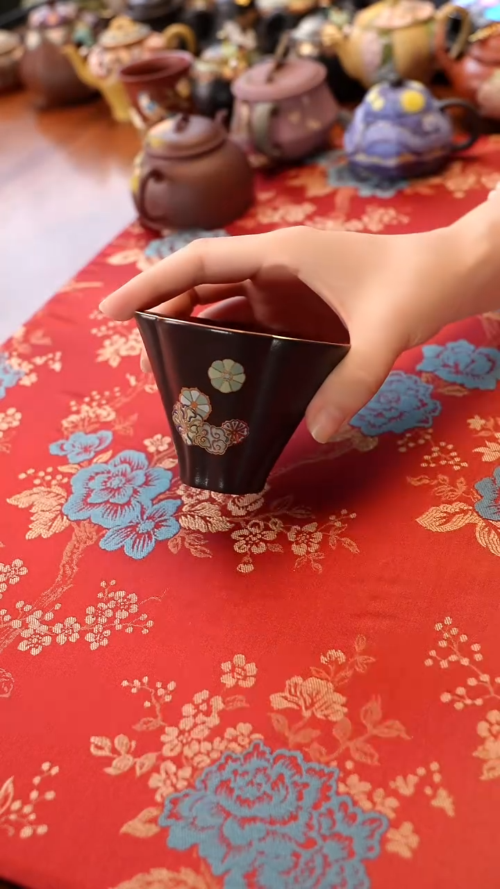 宜兴紫砂朱泥花瓣杯 黑金