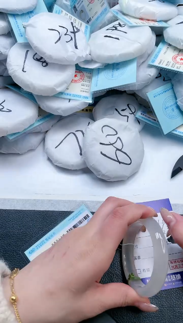 【闪购商品】石英质玉手镯未镶嵌16V165-54