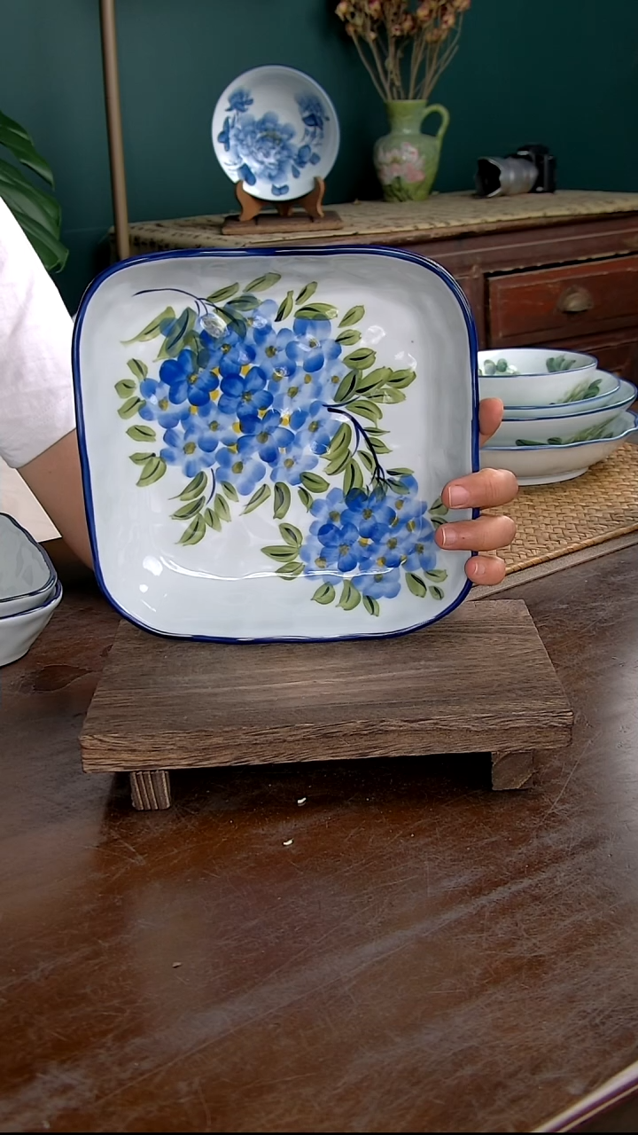 瓷片高白8英寸四方盘-蓝绣球