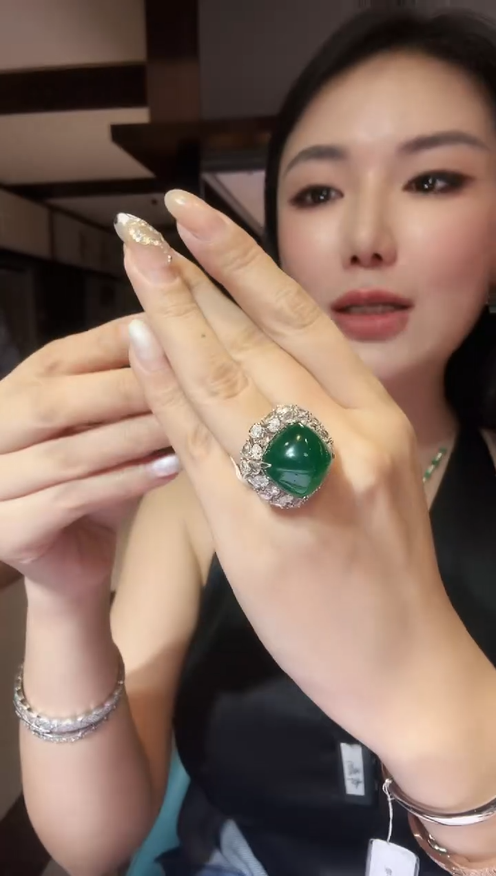 18K金镶嵌戒指祖母绿25.42ct