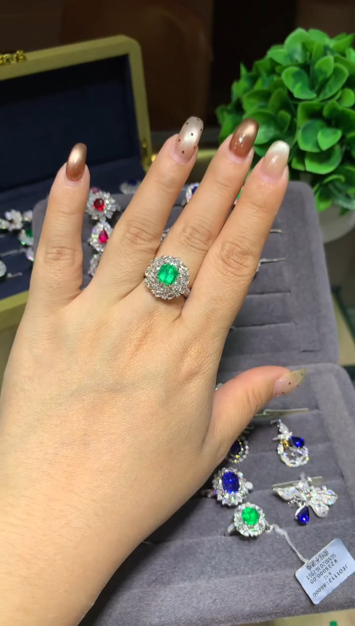 18K金镶嵌戒指祖母绿1.6ct