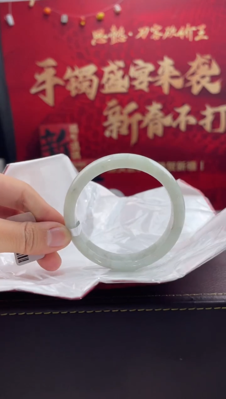 【闪购商品】翡翠手镯未镶嵌18翡翠手镯（微瑕）