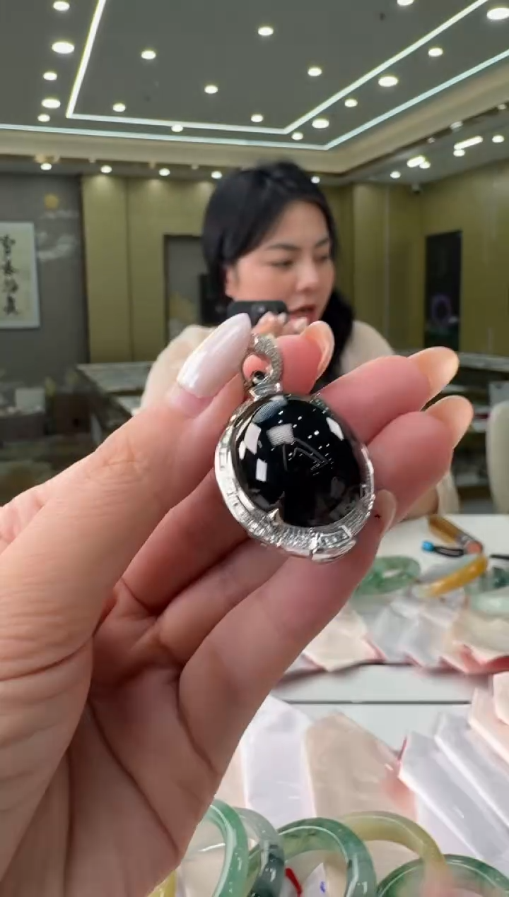 颈饰18K金镶嵌翡翠墨翠吊坠