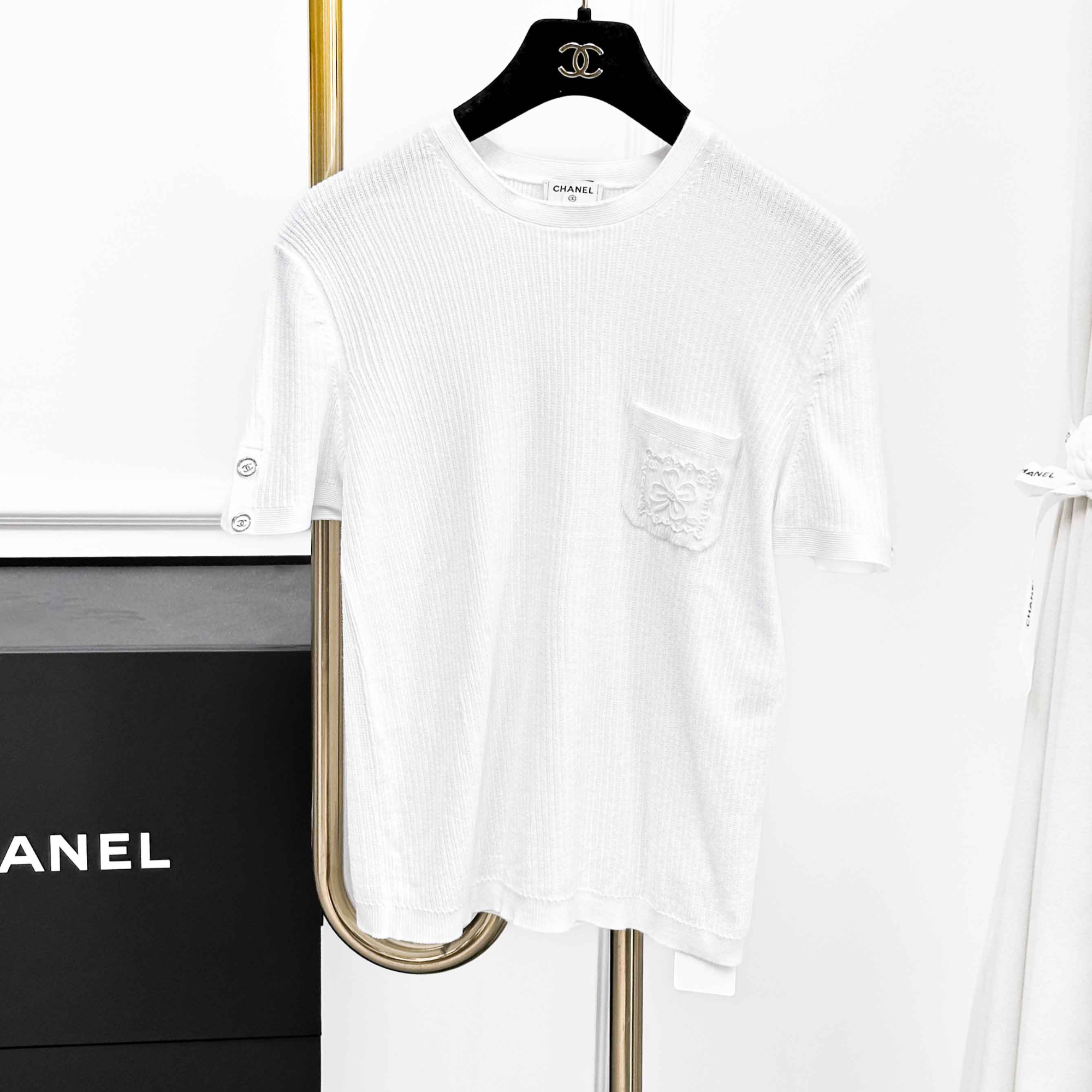 99新 Chanel/香奈儿 40码24P白色口袋四叶草刺绣针织短袖上衣