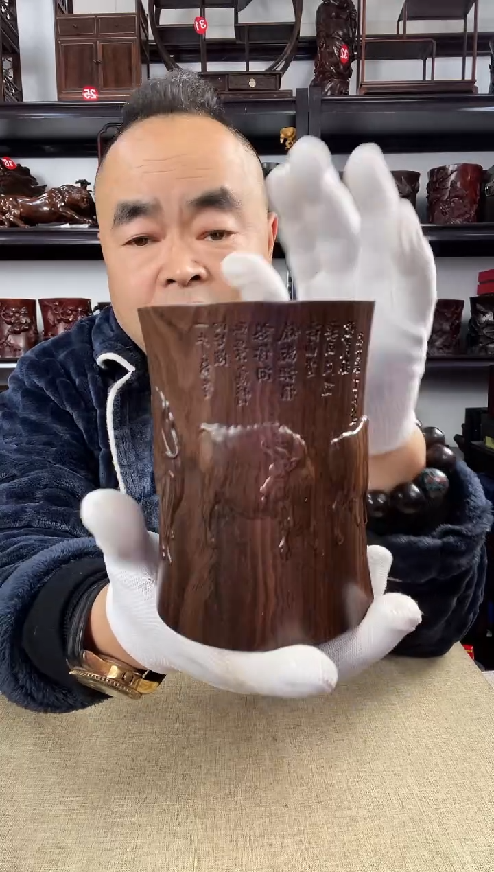 木老李红木工艺品小号五牛笔筒