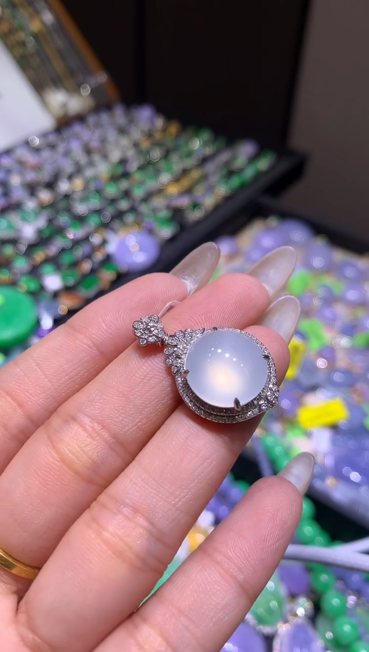 【闪购商品】翡翠吊坠(不含链)18K金镶嵌蛋面