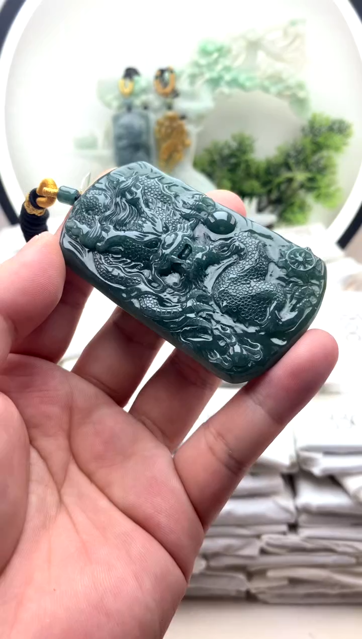 颈饰未镶嵌翡翠龙牌