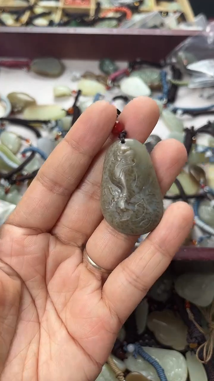 和田玉未镶嵌颈饰（多样性发一件）没有证书有瑕