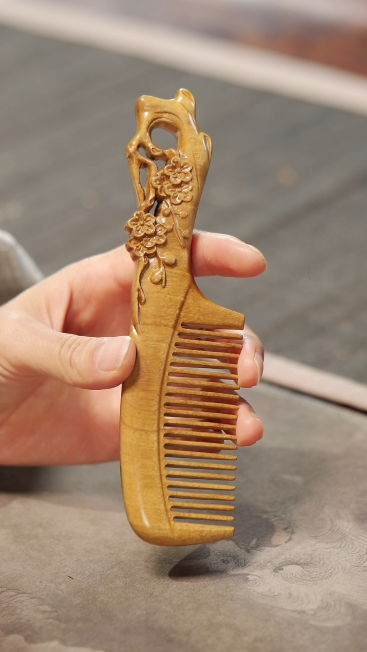 【闪购商品】金丝楠木雕大漆款梅花手柄梳