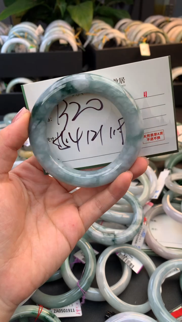 未镶嵌定制翡翠毛货需精细抛光+多人