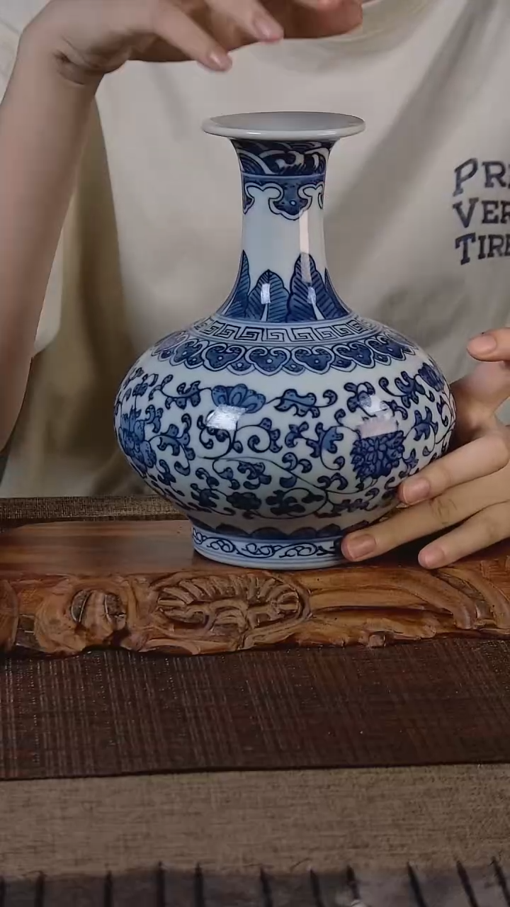 折葵非器手工手绘缠枝莲大肚瓶