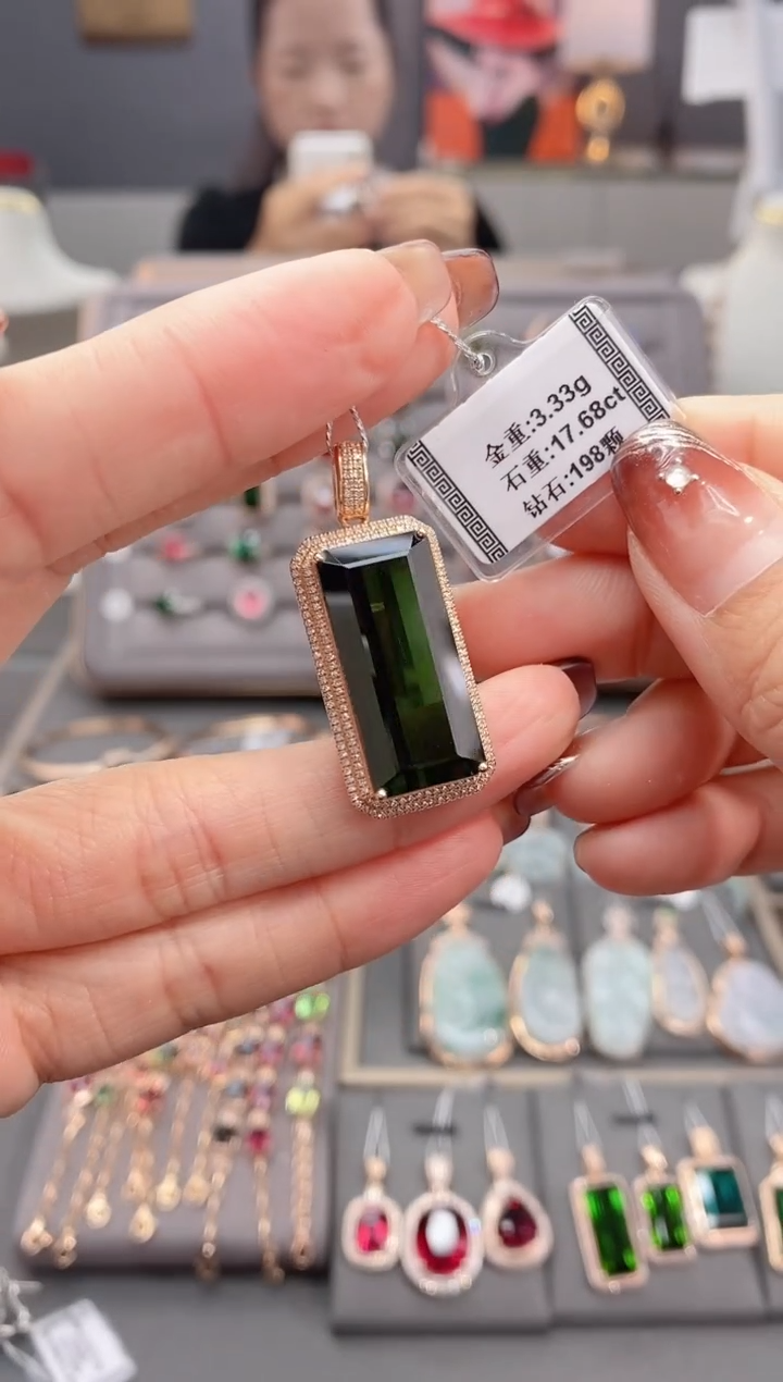 颈饰18K金镶嵌碧玺17.68