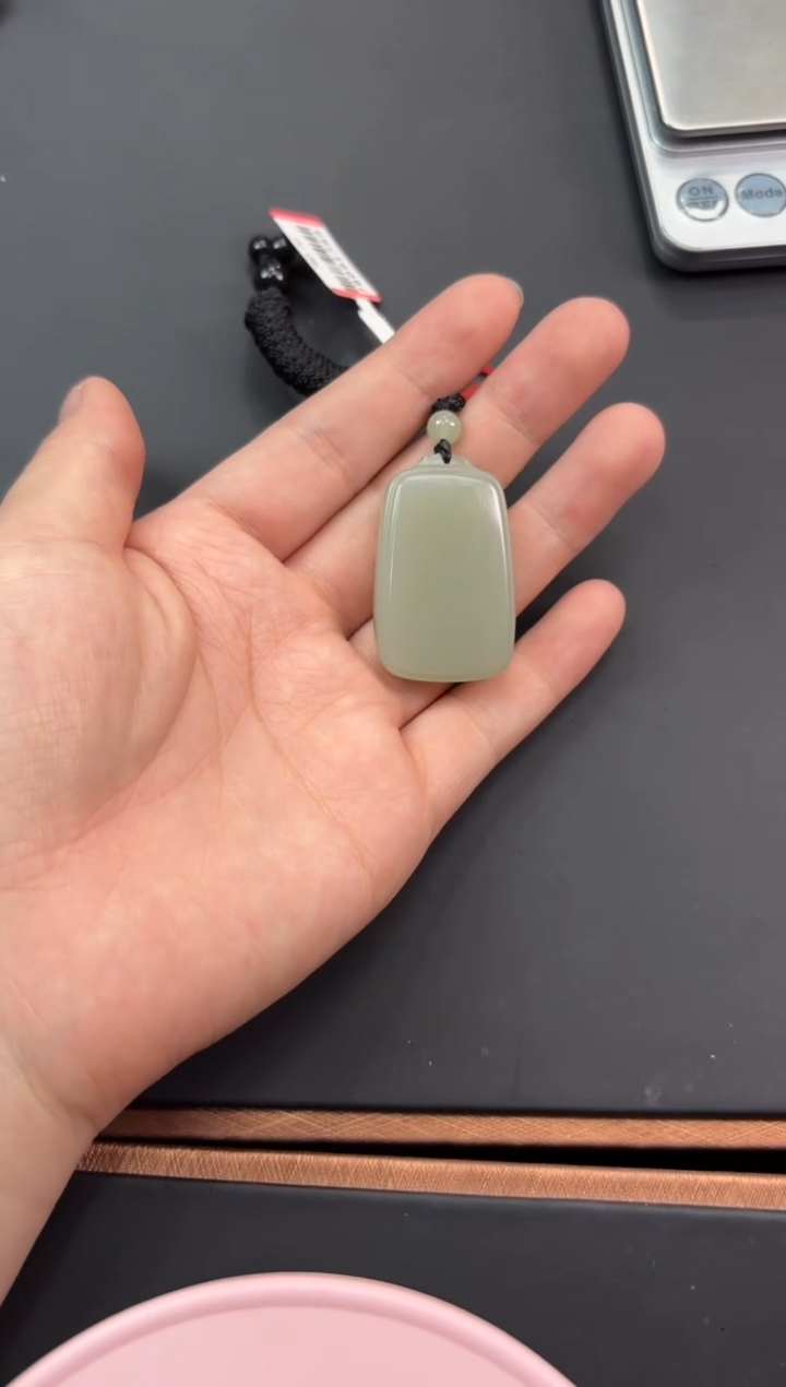 【闪购商品】和田玉吊坠(赠链)未镶嵌且末微色差近矿吊坠