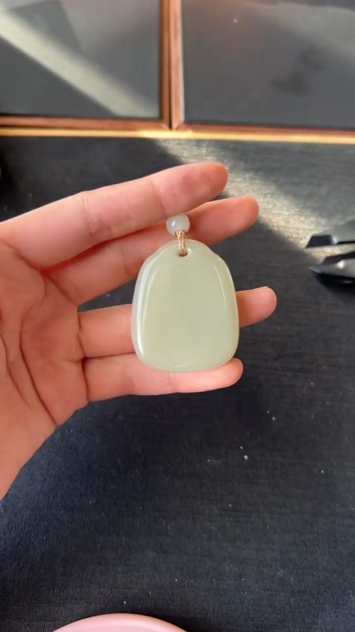 【闪购商品】和田玉吊坠(赠链)未镶嵌且末微色差迪克兰一细