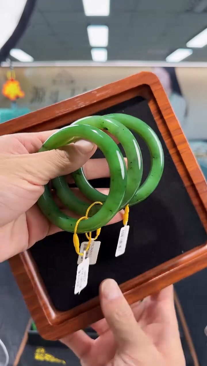 和田玉手镯未镶嵌多样性发货 拍一发一