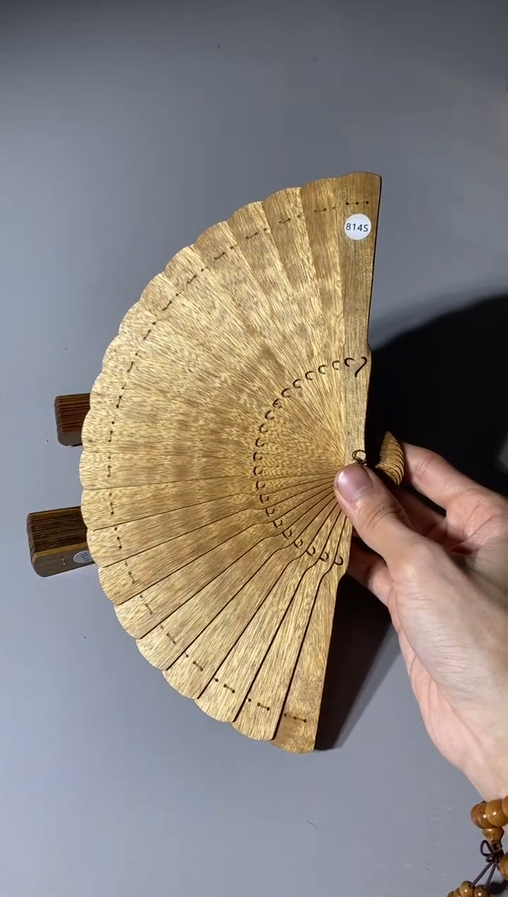 【闪购商品】金丝楠木雕814号15cm金丝楠木小叶桢楠扇子
