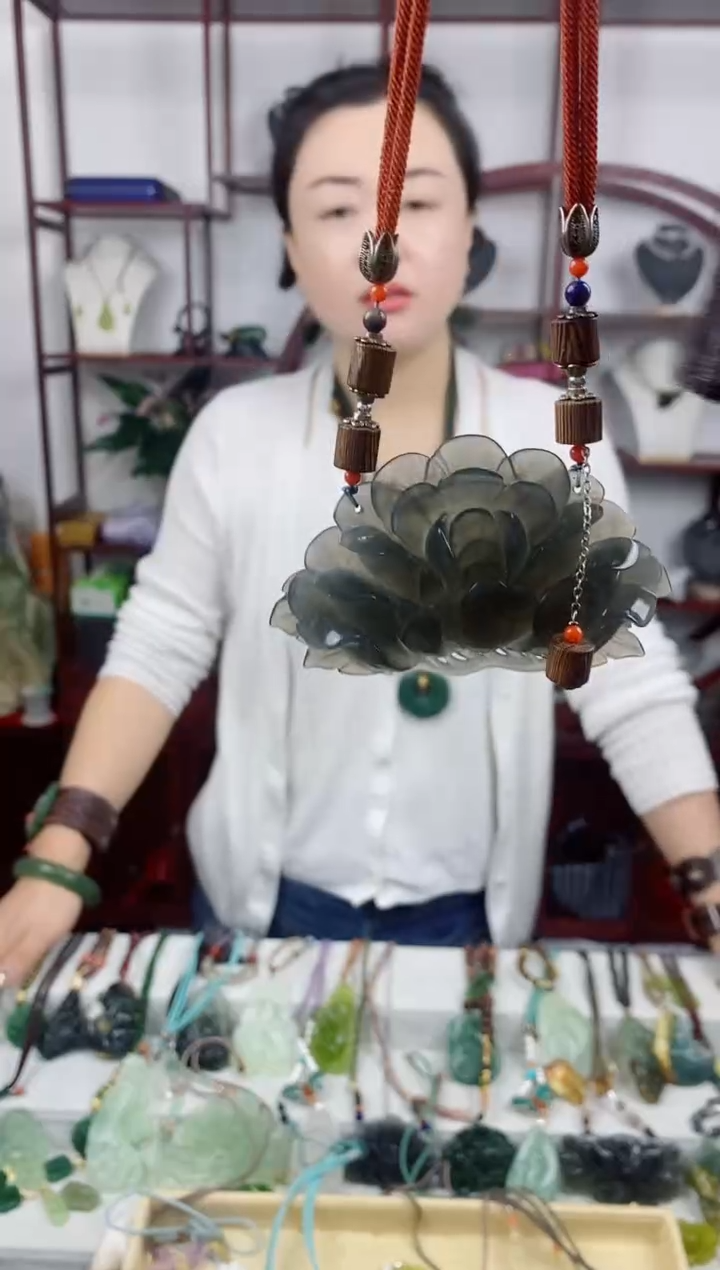 未镶嵌岫玉颈饰花牌