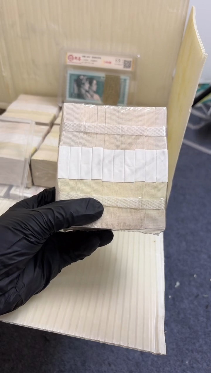 退市货币捆千张连号 01无4