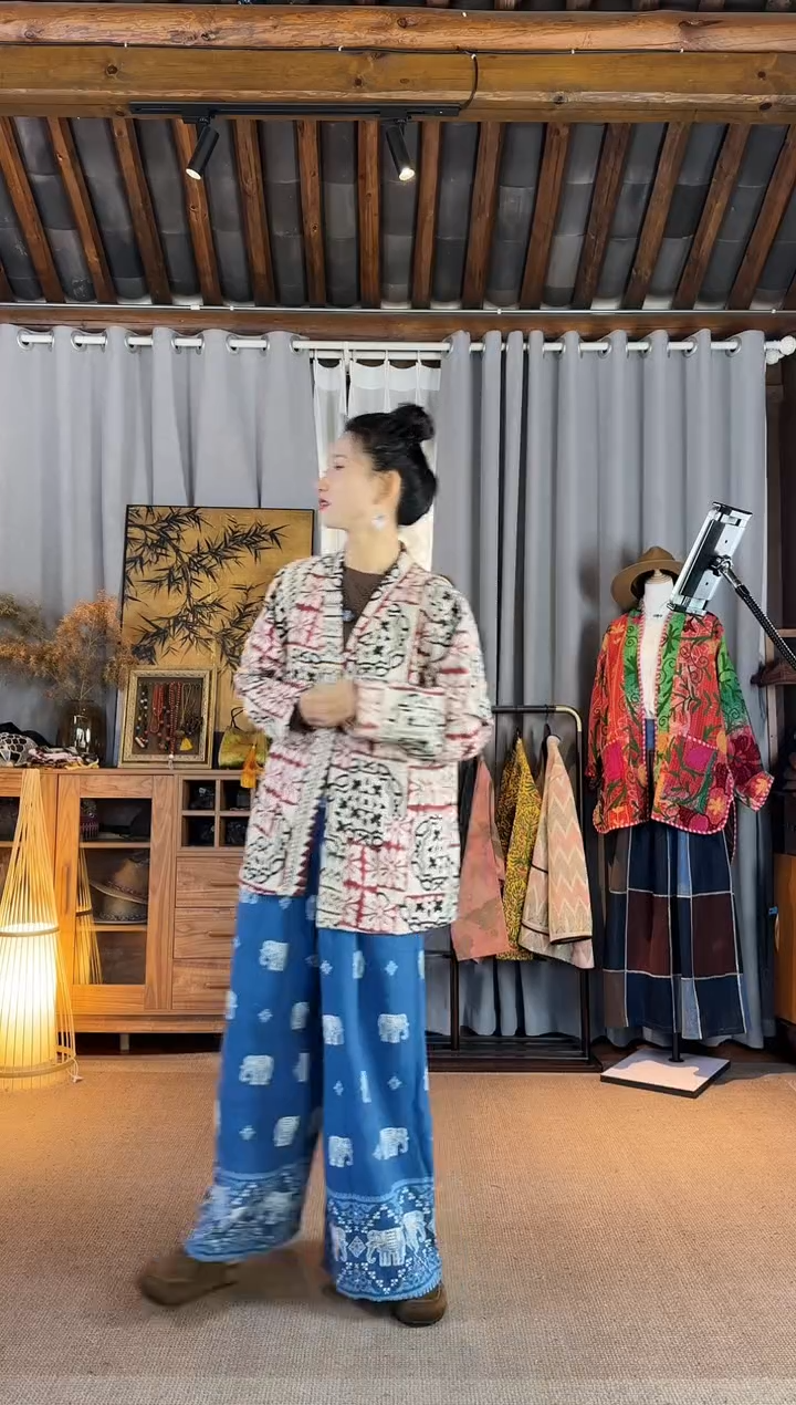 卿****_设计师款白色彩绘外套