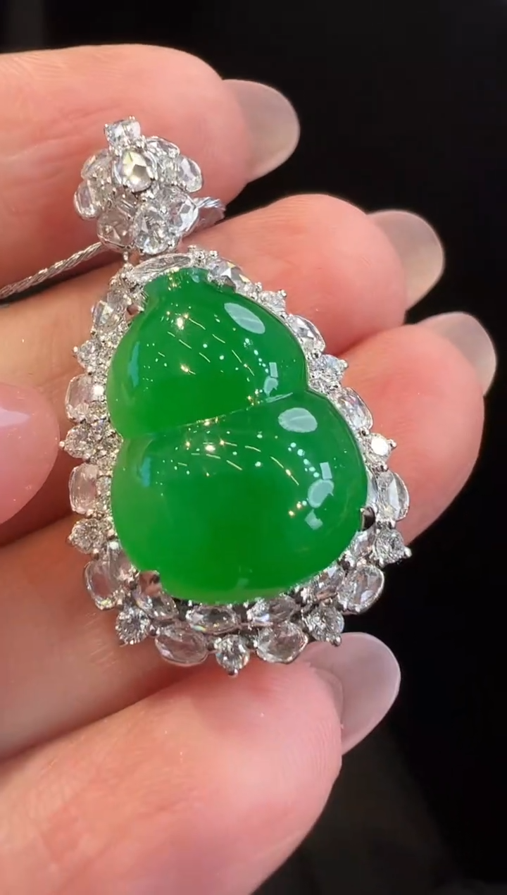 颈饰18K金镶嵌翡翠吊坠