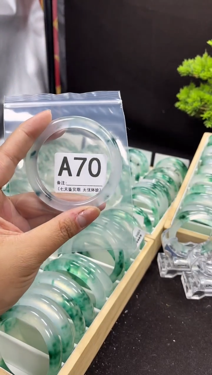 【闪购商品】石英岩玉手镯未镶嵌A70