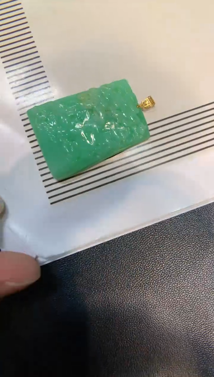 颈饰18K金镶嵌翡翠山水牌
