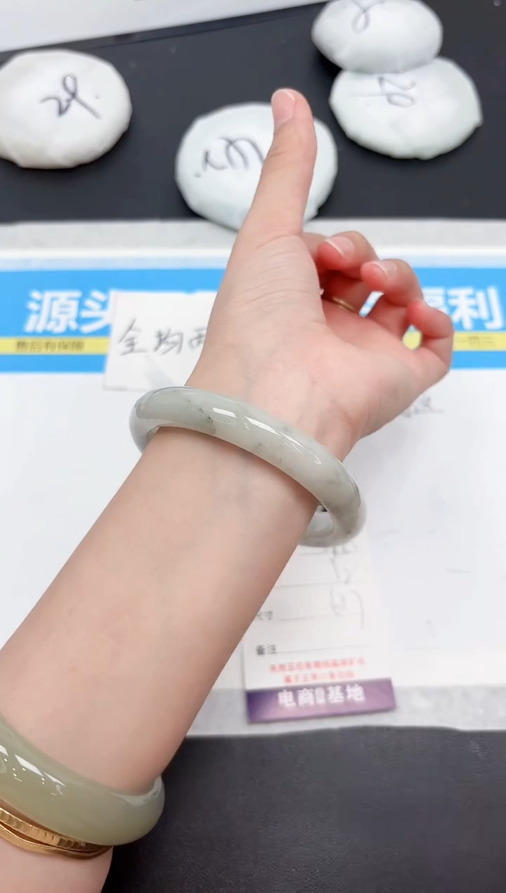 未镶嵌手镯石英质玉375-61.7