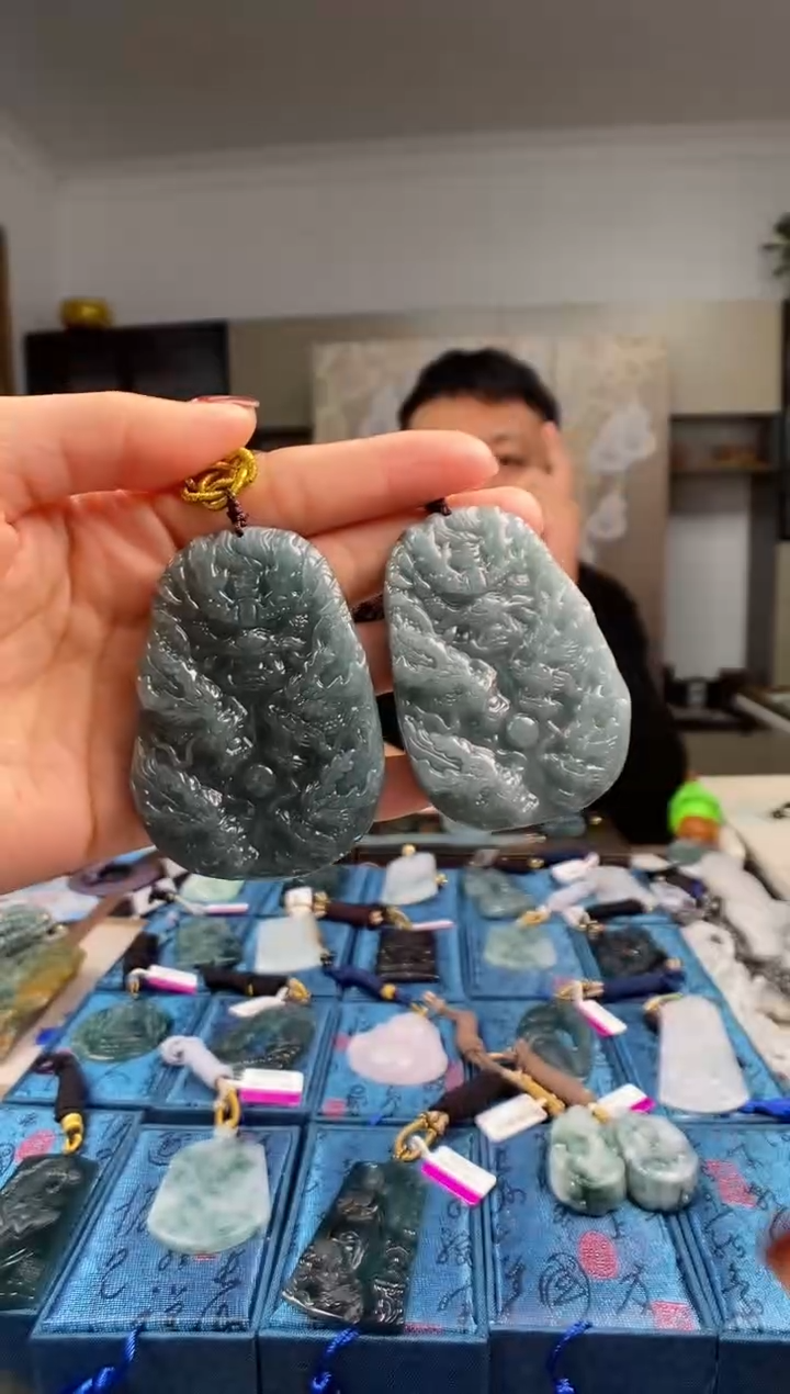 颈饰未镶嵌翡翠  多样性发其一