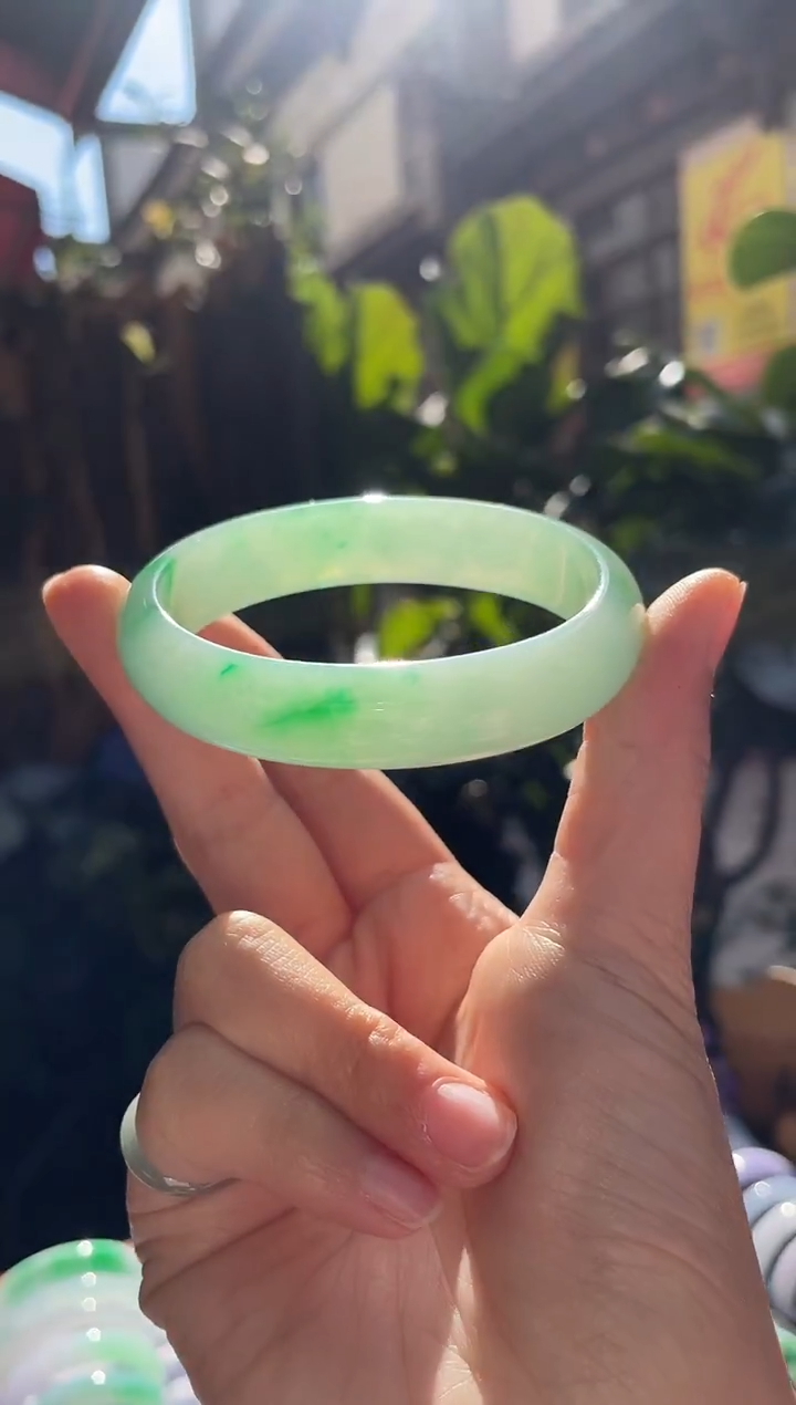 未镶嵌手镯（贵妃镯）翡翠阳绿贵妃57圈口