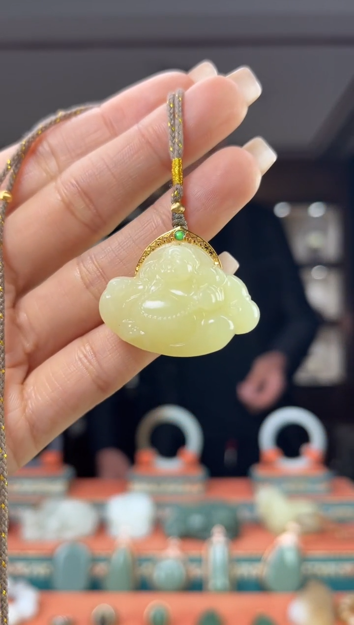颈饰18K金镶嵌和田玉佩佩
