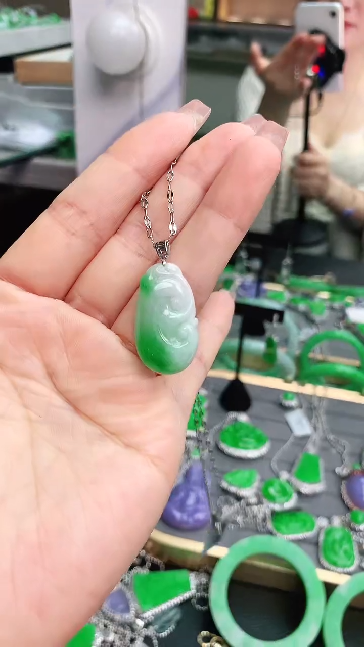 颈饰18K金镶嵌翡翠赠礼盒证书