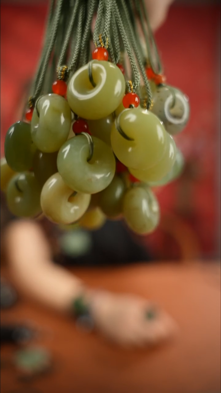 未镶嵌岫玉颈饰平安扣