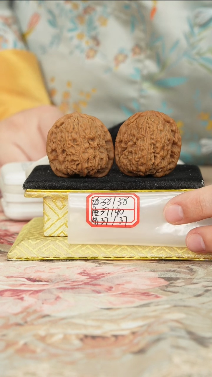 【闪购商品】文玩核桃把件赵喜满南将石