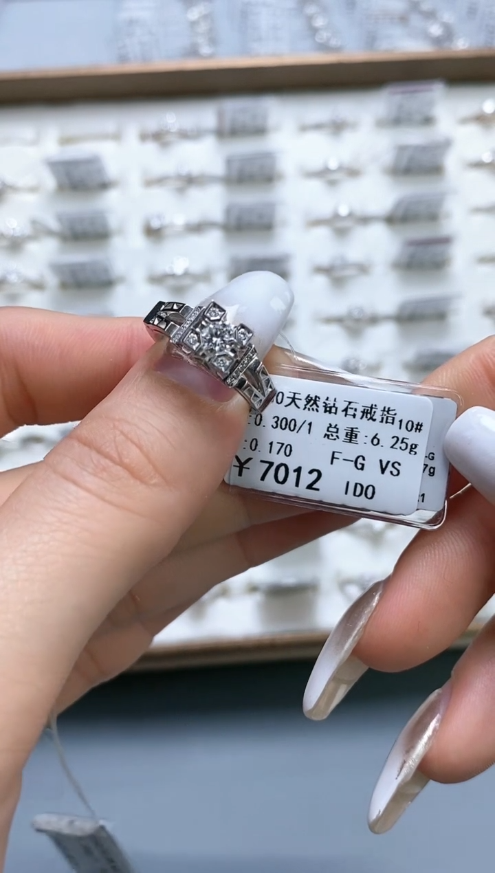 【闪购商品】钻石戒指/指环18K金镶嵌剪标不退换