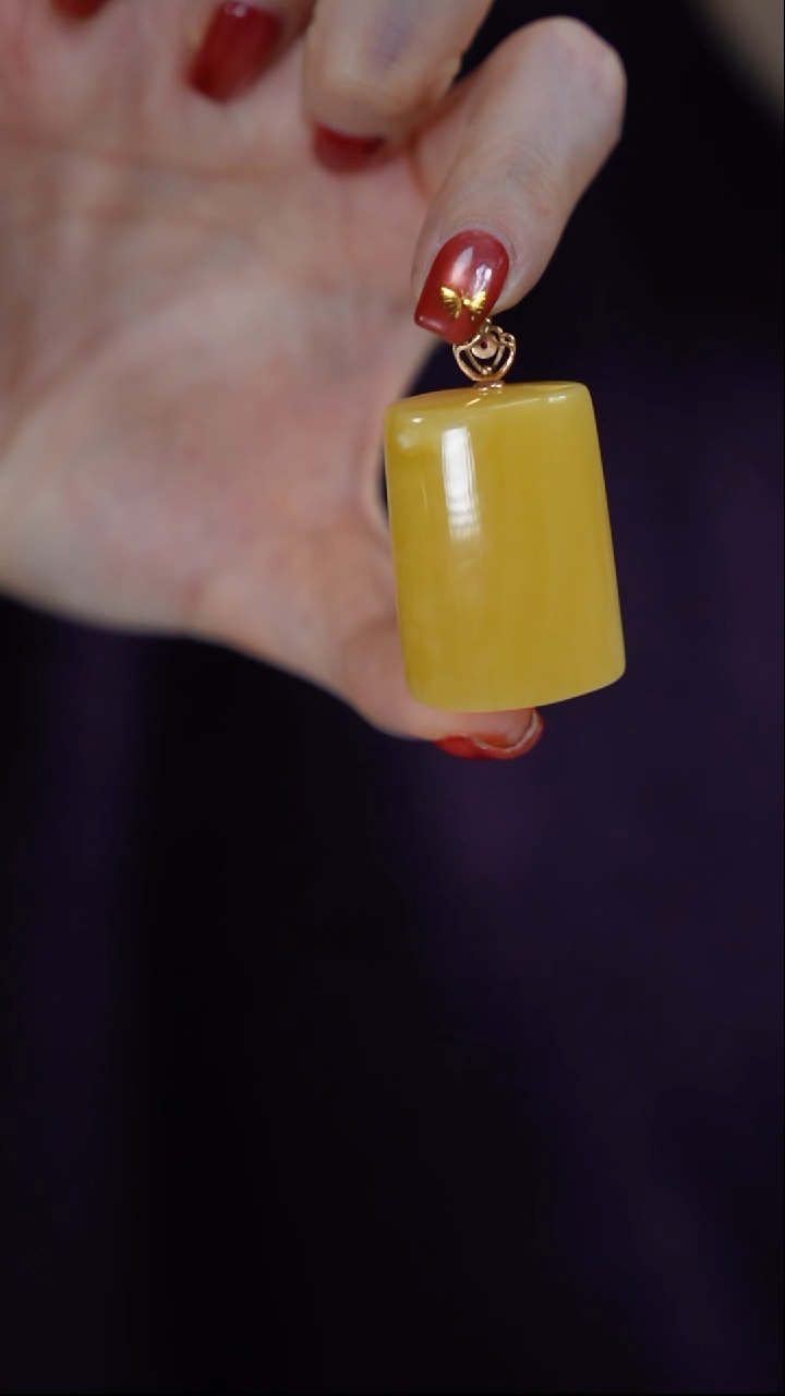 【闪购商品】琥珀颈饰18K金镶嵌蜜蜡吊坠