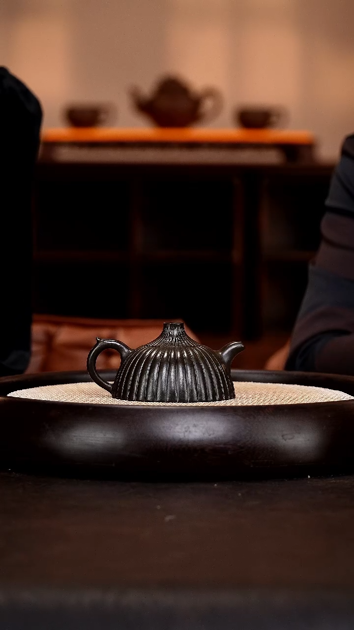 茶壶紫砂LHQ35 菊瓣  墨绿泥  100cc