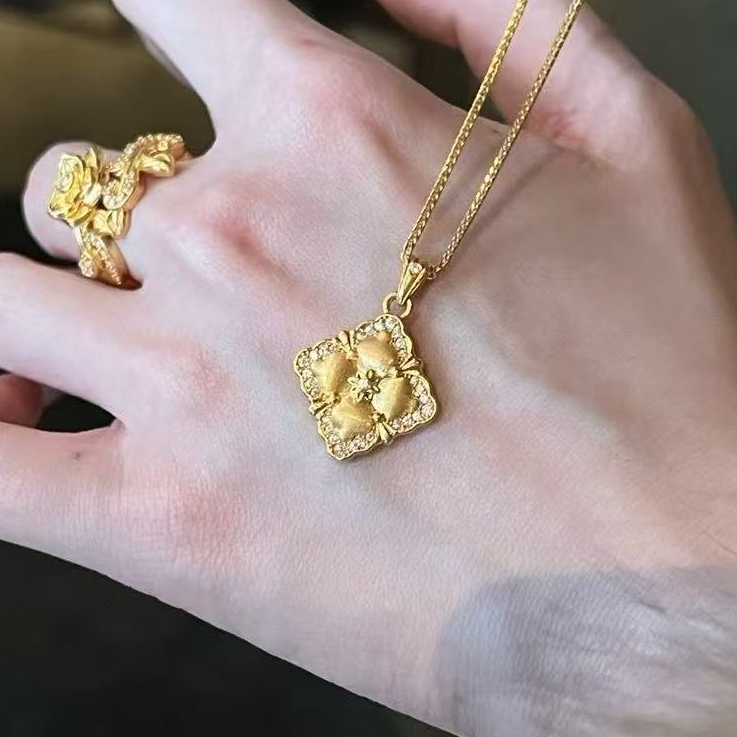 【以何珠宝】四叶草足金5D镶嵌不含链轻奢时尚百搭复古法式发财