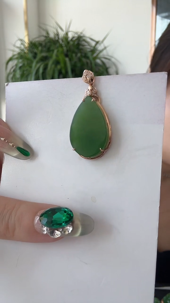 和田玉18K金镶嵌颈饰水滴荣倩