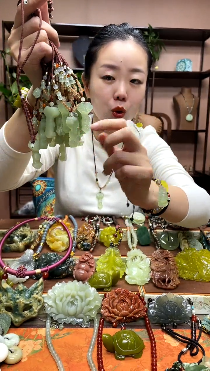 未镶嵌岫玉吊坠多样性发货发其中之一