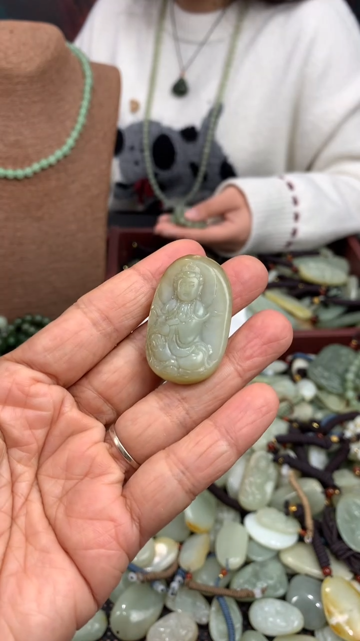 颈饰未镶嵌和田玉（多样性发一件）没有证书有瑕