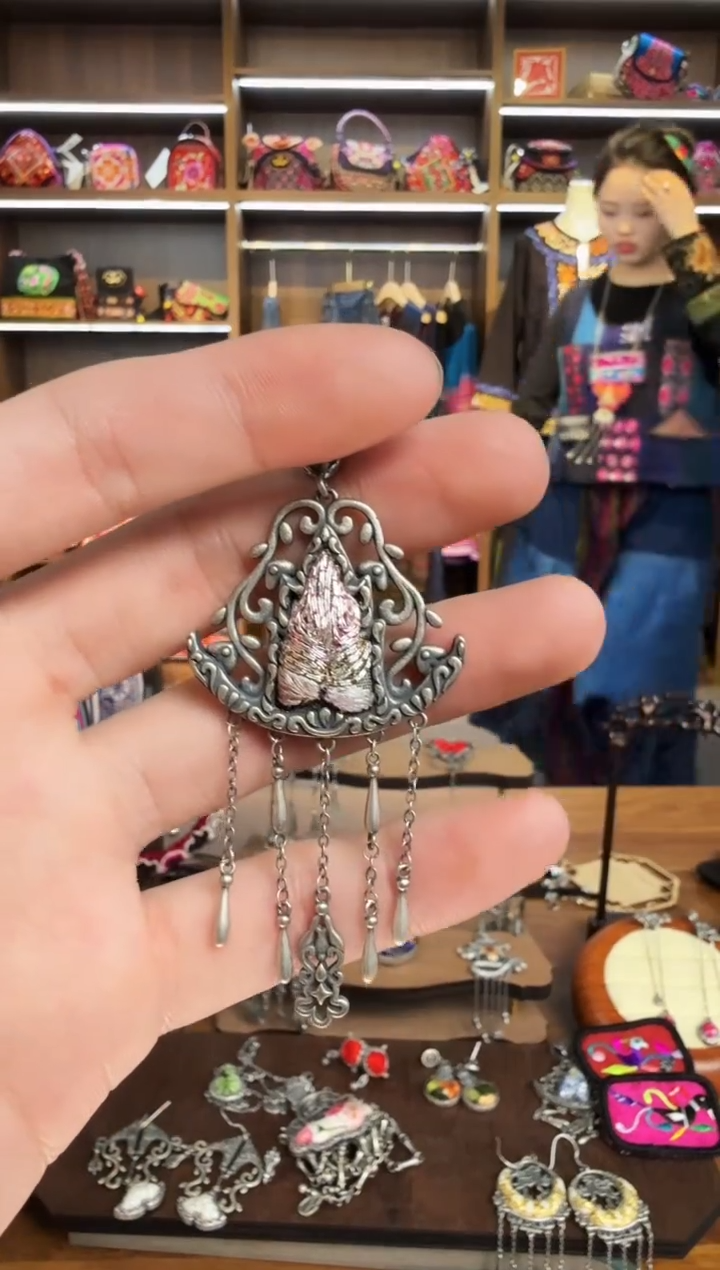 【闪购商品】织绣61蒙阿苏苗绣传承