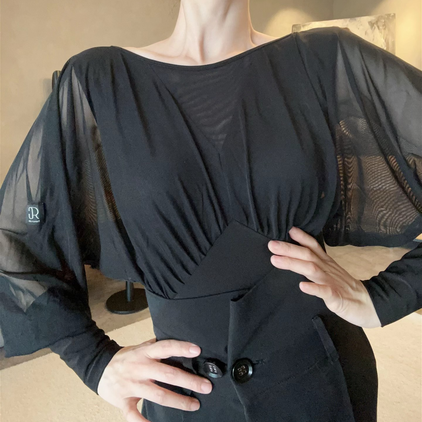 GR1145网纱蝙蝠袖V领露背连体上衣